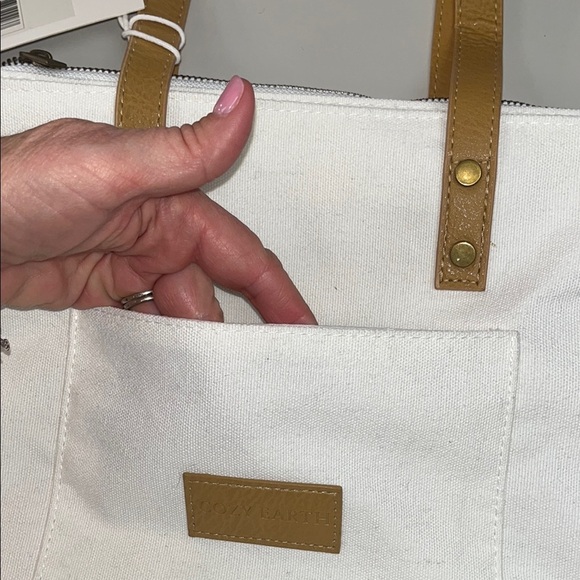 Cozy Earth white and Tan Tote Bag NWT / lined inside, large outer pocket OS - Picture 9 of 11